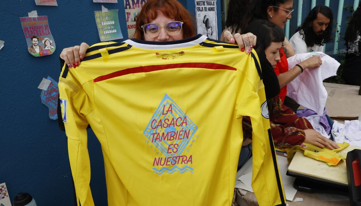 Una de las camisetas estampada.