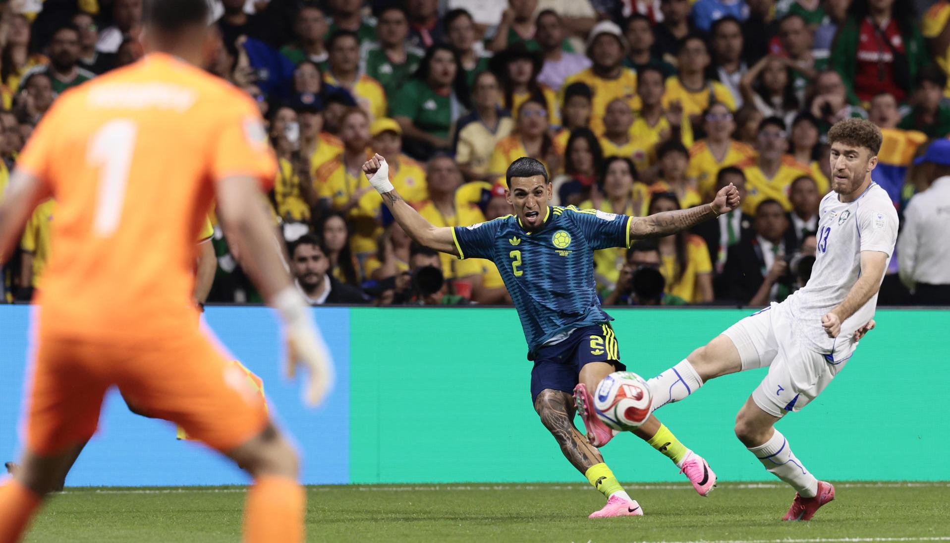 Sherzod Nasrullaev (d) de Uzbekistán disputa un balón con Daniel Muñoz 