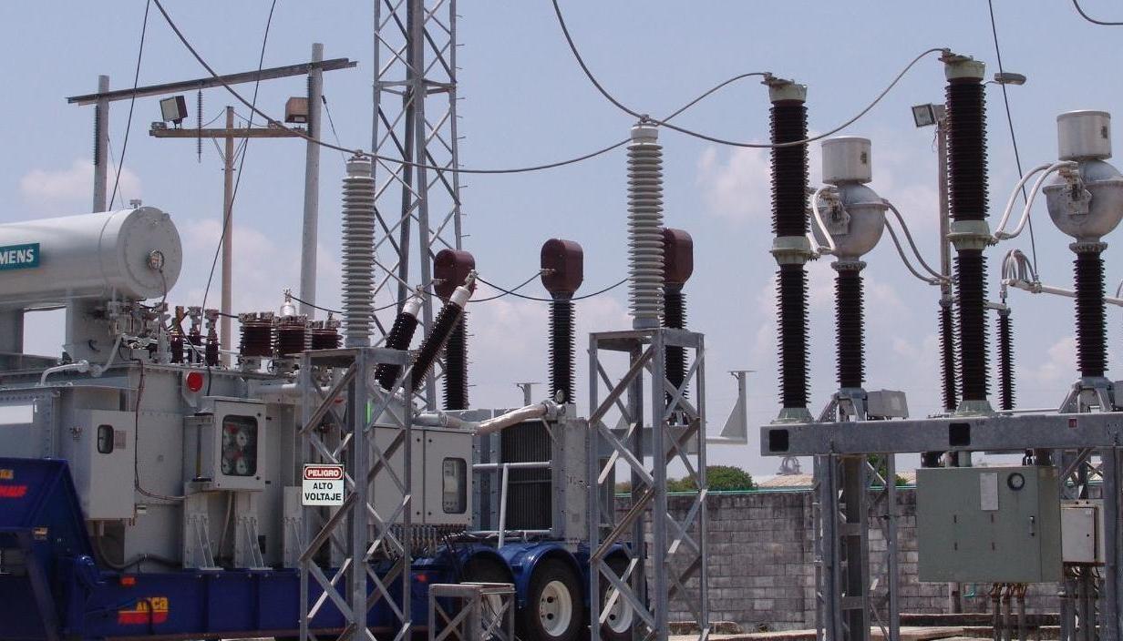 Una subestación eléctrica para ilustrar el tema de la reducción de las tarifas. 