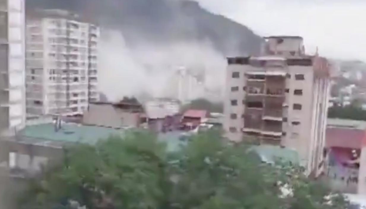 Momentos en que los edificios colapsan en Caracas. 