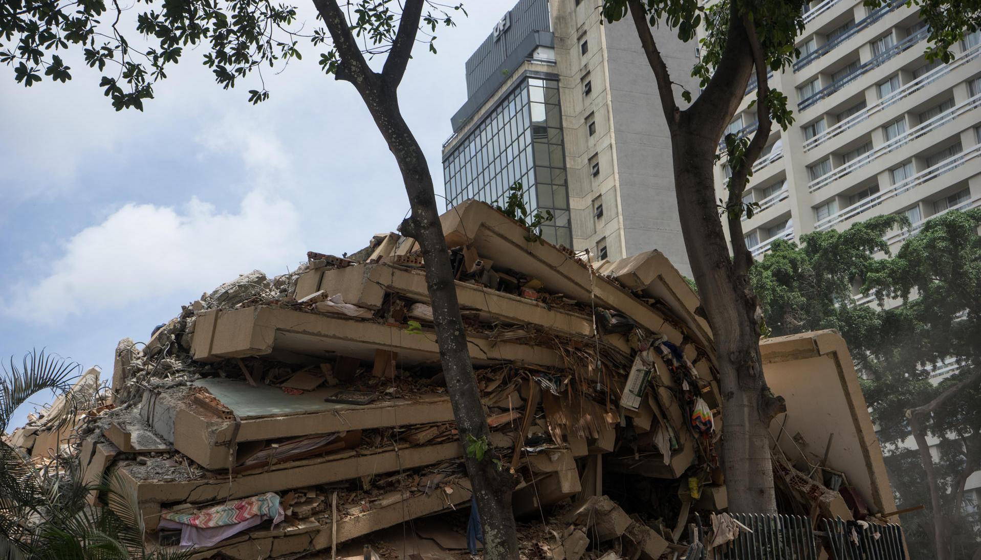 Un edificio derrumbado por terremotos