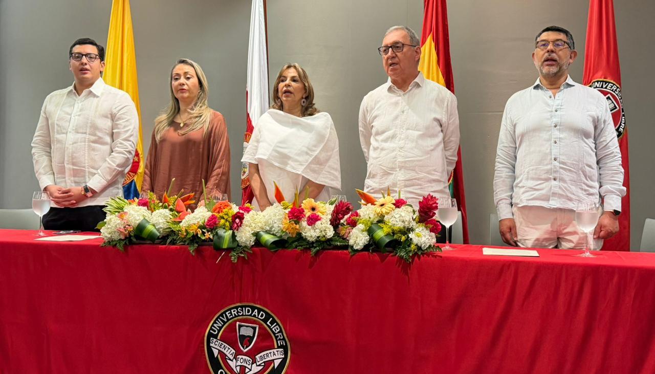   María Elizabeth García González, presidenta nacional de la Universidad Libre; César López Meza, rector nacional; Beatriz Tovar Carrasquilla, rectora de la seccional Barranquilla; Milton Chávez García, censor nacional; y César Cano Mendoza, decano de la facultad en la ceremonia.  