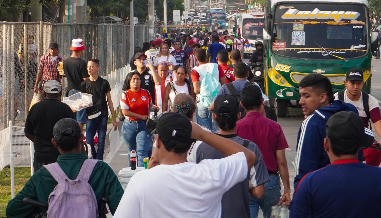 Hinchas llegando al estadio por la calle 72.