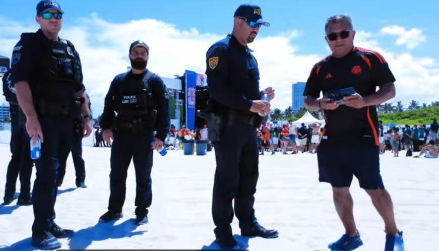 El periodista Marco Pérez con las autoridades de Policía en Miami 