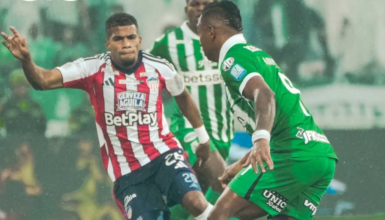 Yeison Suárez marcando a Alfredo Morelos.