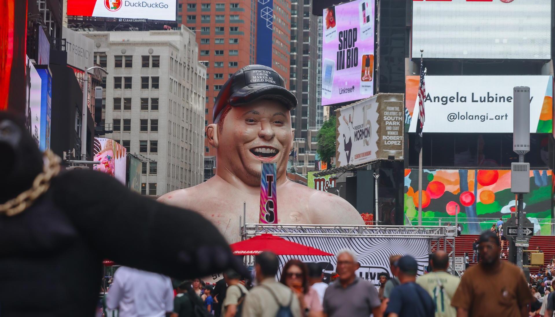 Estatua inflable de Elon Musk. 