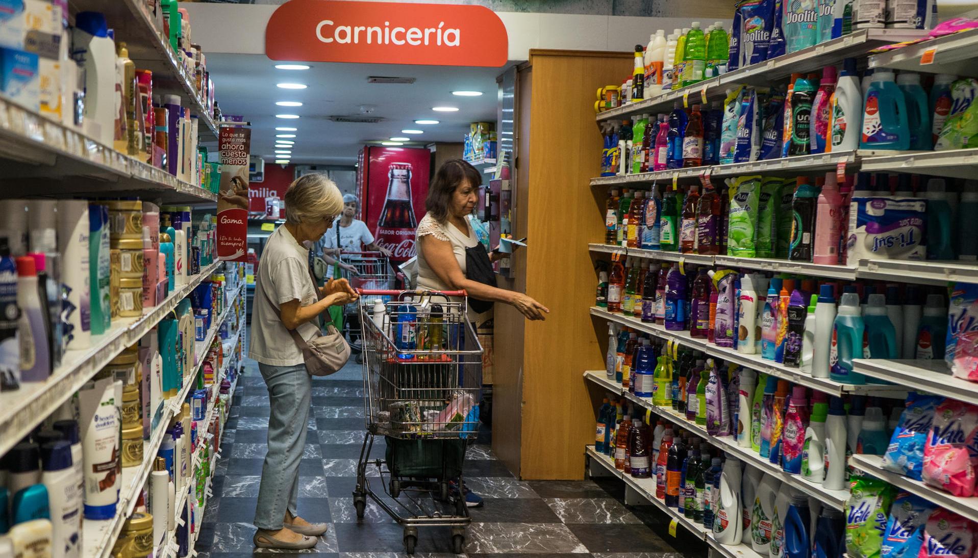 Caraqueños se abastecen de insumos básicos de mercado. 