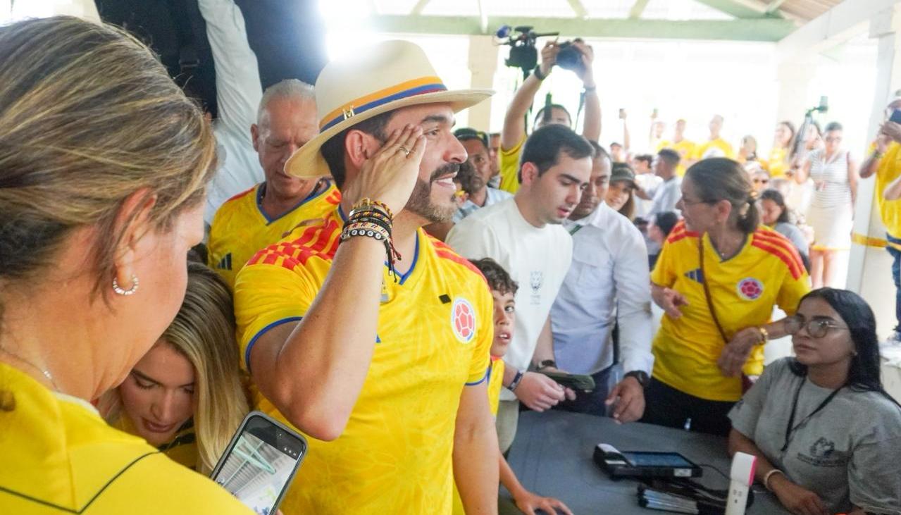 El candidato Abelardo De la Espriella, con la camiseta de la Selección Colombia y su saludo característico.