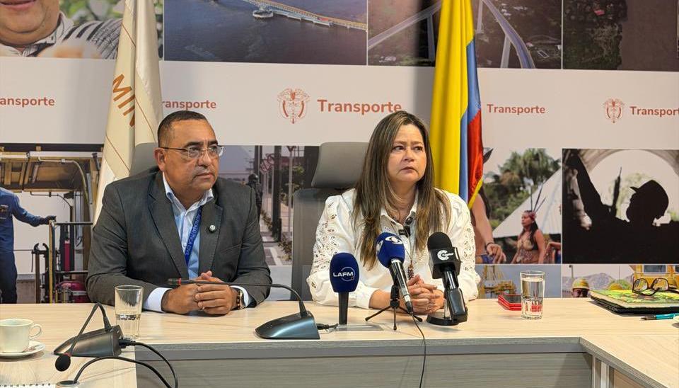 Luis Alfonso Martínez Chimenty, director de la Aerocivil; y María Fernanda Rojas, ministra de Transporte.