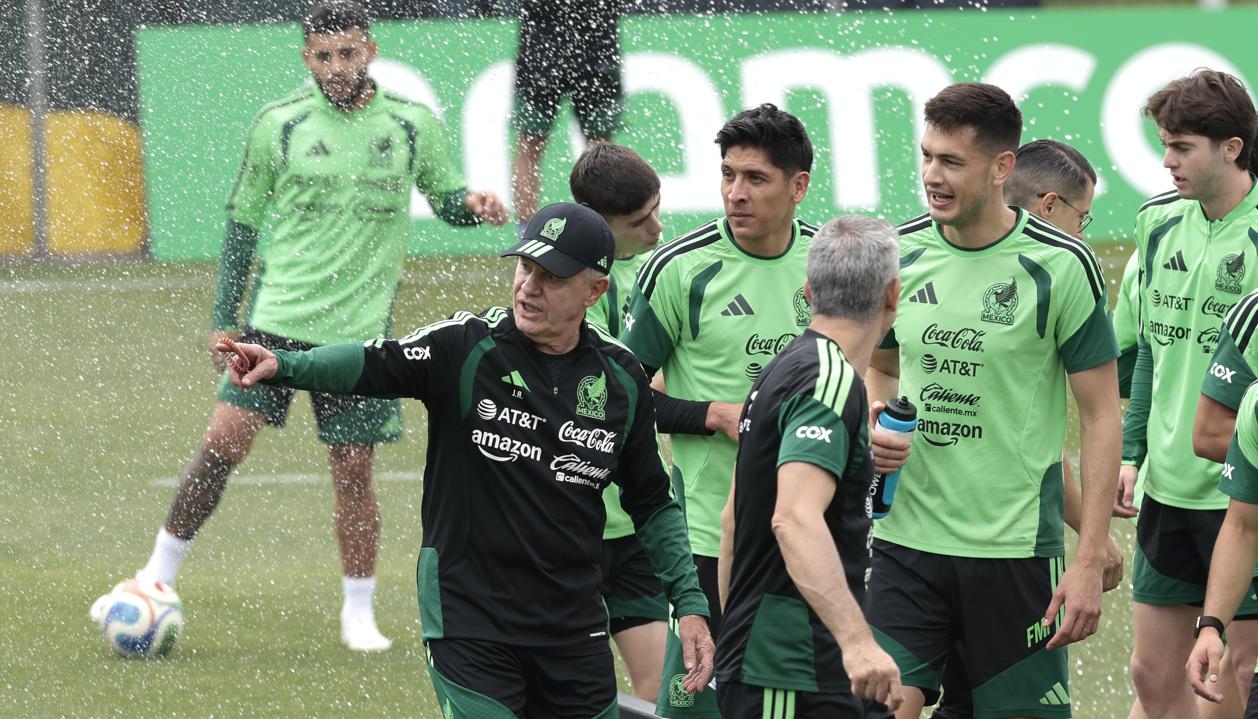 Javier Aguirre, técnico de México, durante una práctica previa al debut.