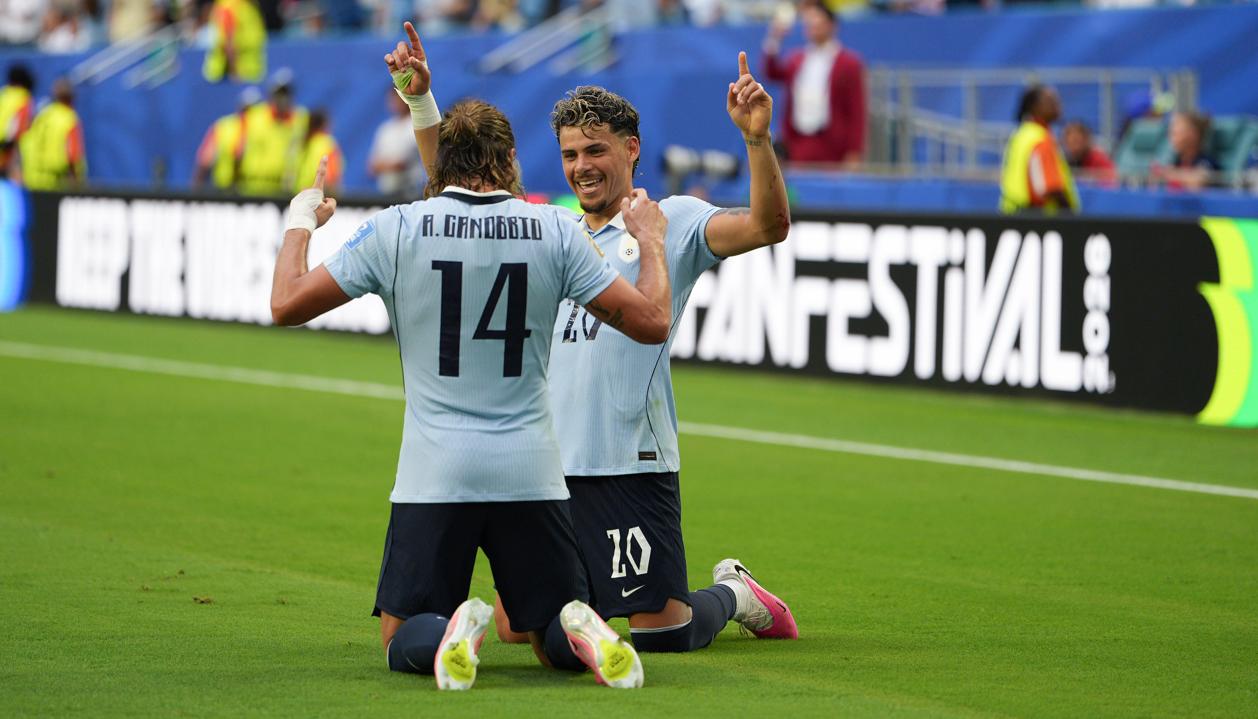 Agustín Canobbio y Maxi Araújo, autores de los goles de Uruguay ante Cabo Verde. 