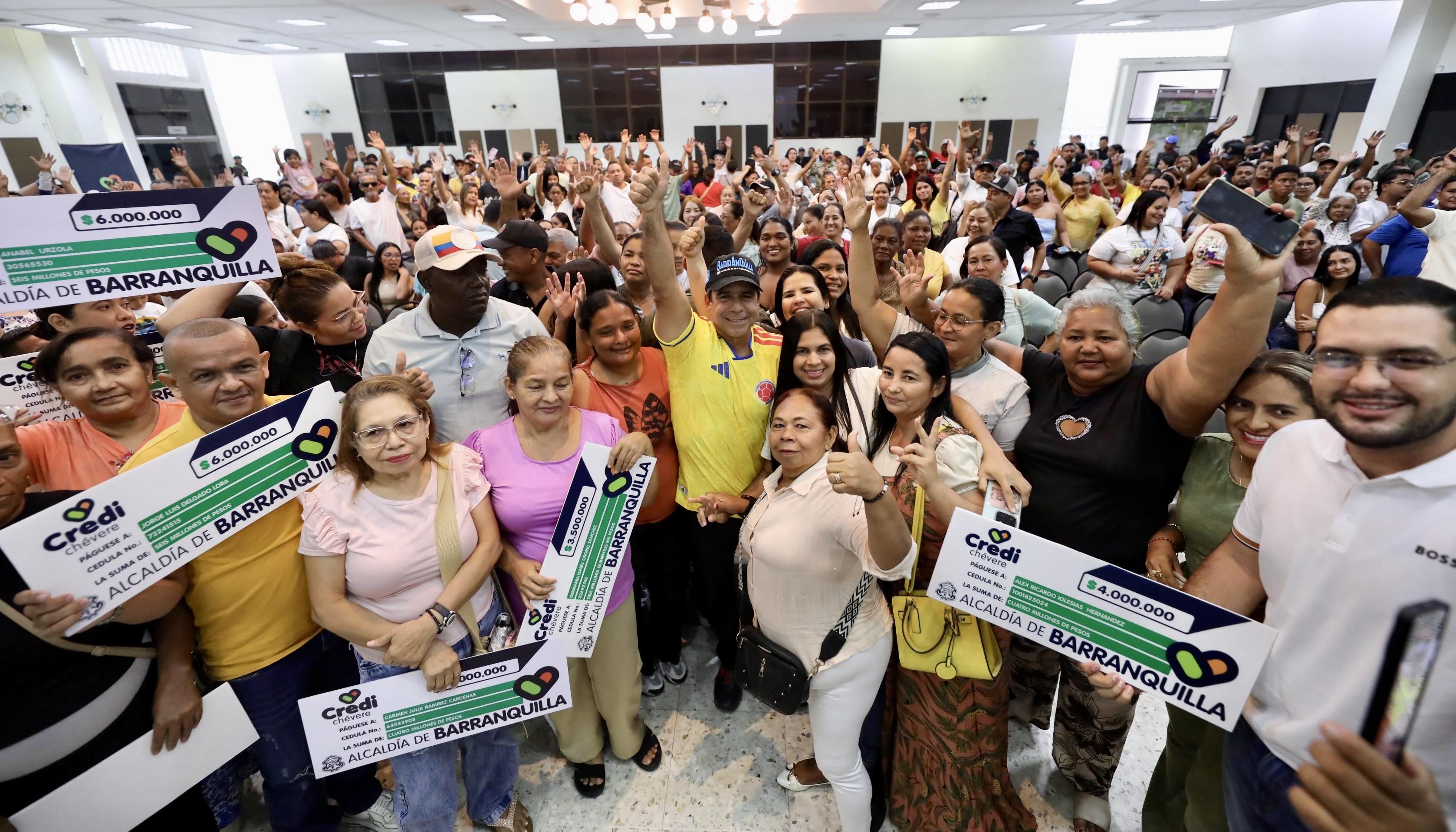 Alcalde Alejandro Char durante la entrega de los créditos a los emprendedores.