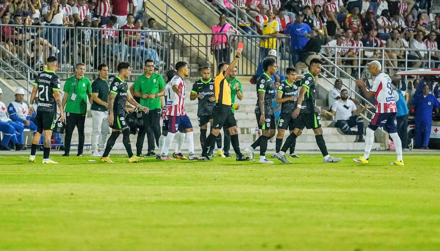Carlos Betancur mostrándole la tarjeta roja a Jermein Peña. 