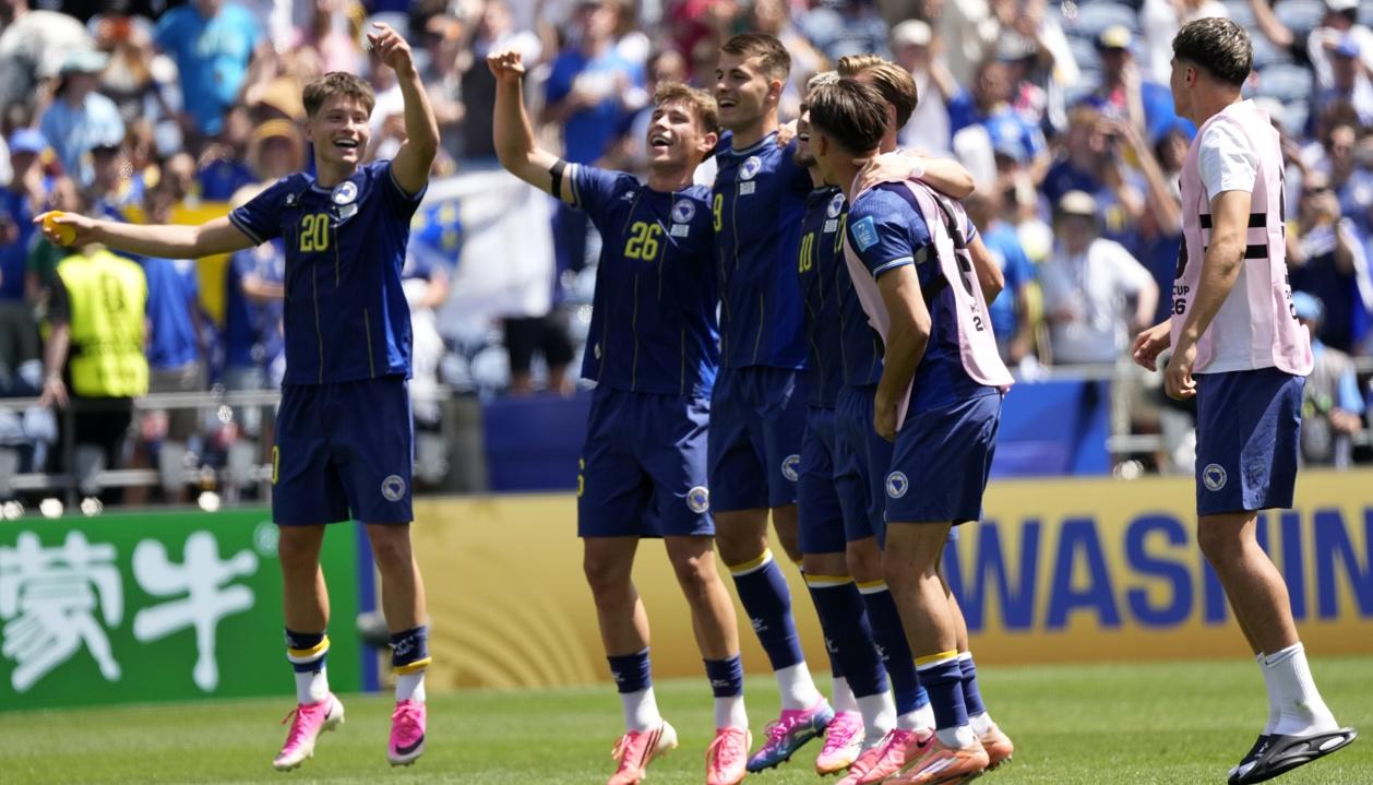 La celebración de los jugadores de Bosnia y Herzegovina tras su triunfo sobre Catar.