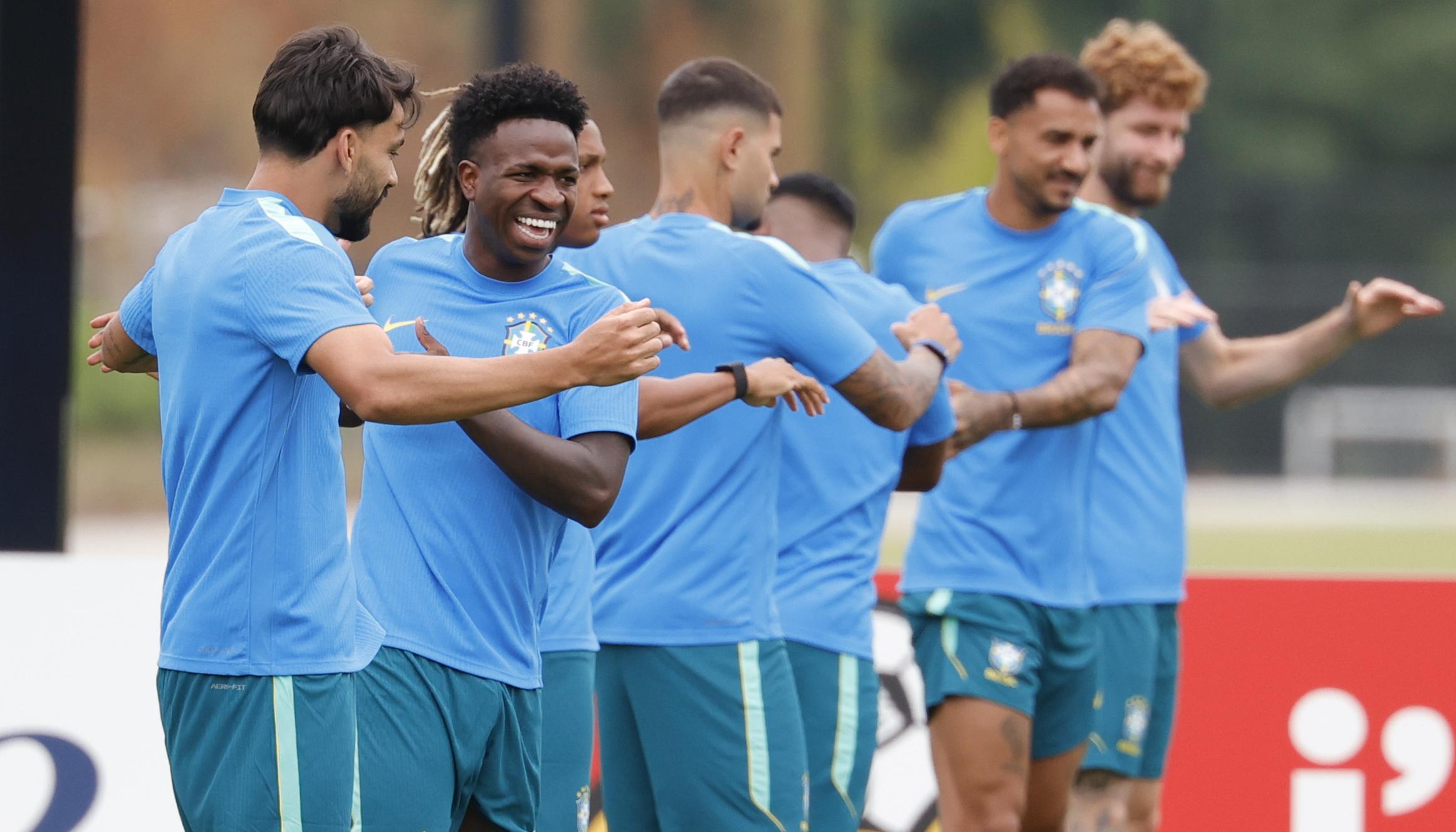 Jugadores de Brasil durante un entrenamiento previo al partido contra Escocia.