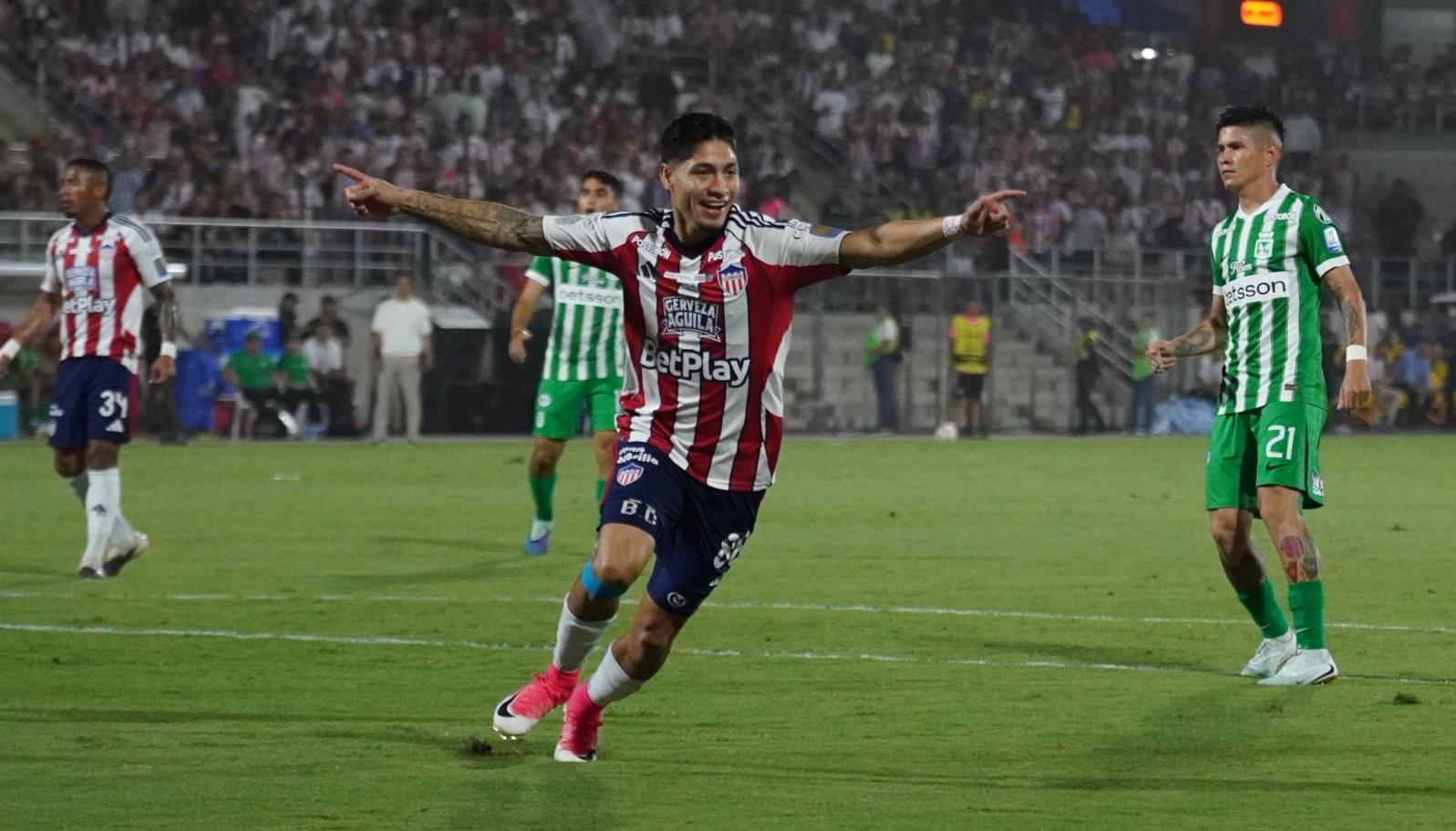 Bryan Castrillón celebra tras marcar el primer gol de Junior ante Nacional.