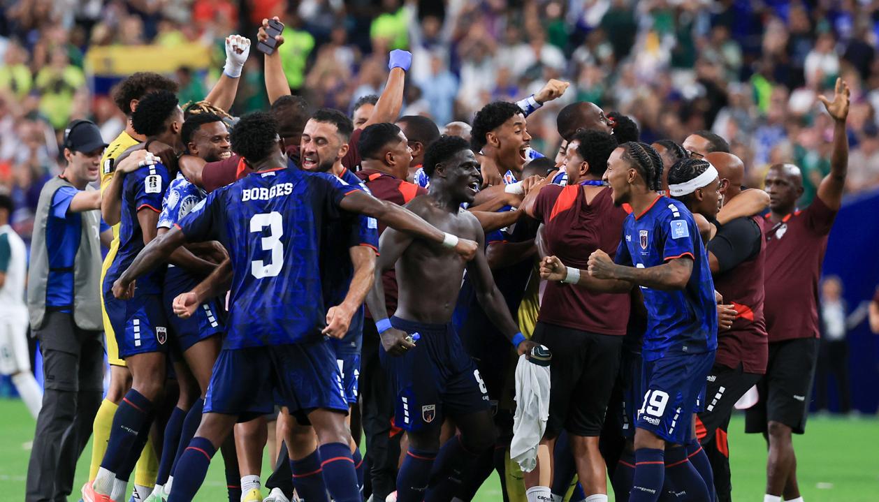 Jugadores de Cabo Verde celebran su clasificación a dieciseisavos de final. 
