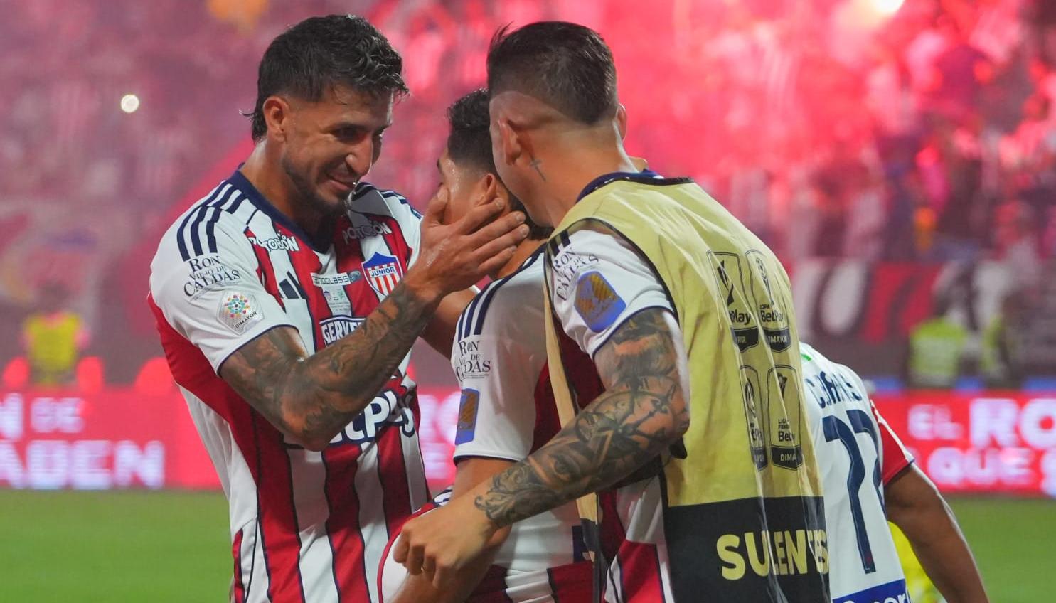 Daniel Rivera felicita a Bryan Castrillón, autor del primer gol ante Nacional.