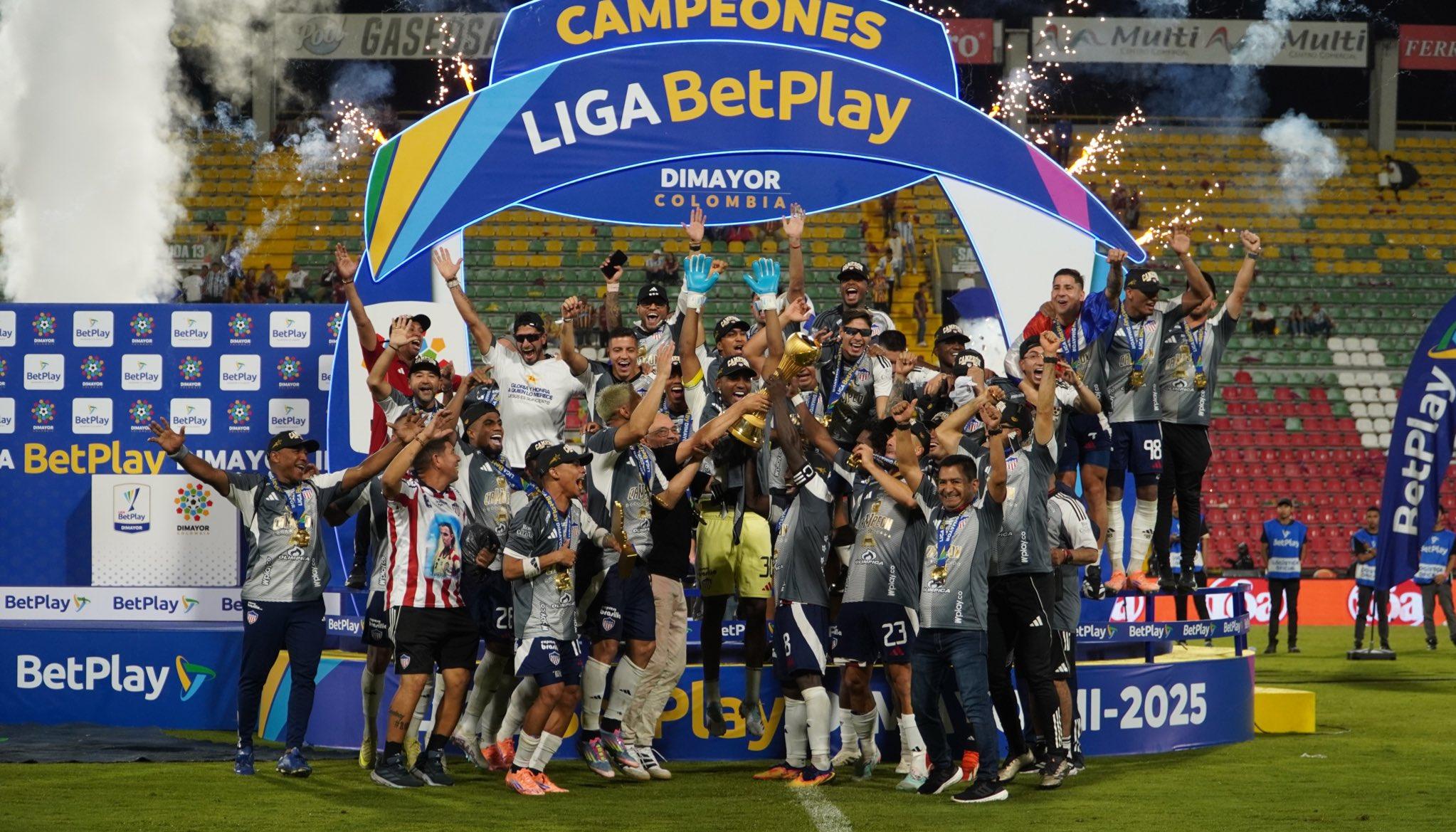 La celebración de Junior tras conquistar la undécima estrella ante Tolima, en Ibagué.