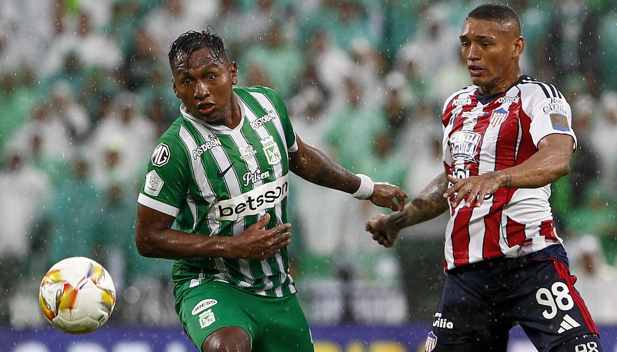 Alfredo Morelos disputa una pelota con Jermein Peña.