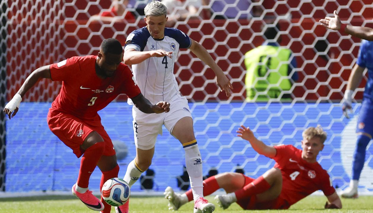 Cyle Larin, autor del gol del empate de Canadá ante Bosnia y Herzegovina.