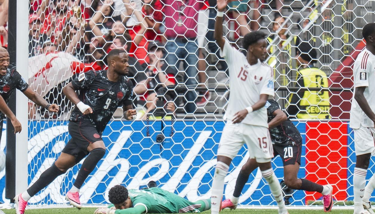 Cyle Larin inicia su celebración tras marcar el primer gol de Canadá.