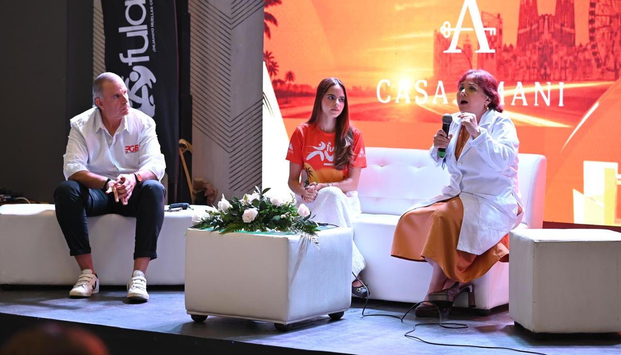 Edgardo Pantoja, Salwa Maloof, directora de Fulamic, y Silvia Salva durante la presentación de la carrera.