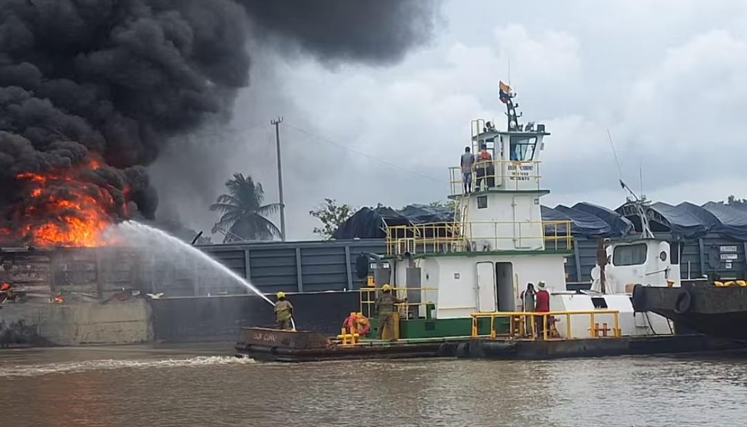 Guardacostas de la Armada Nacional atendiendo la emergencia. 