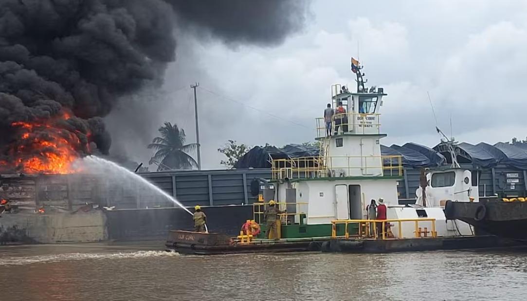 Guardacostas de la Armada Nacional atendiendo la emergencia. 