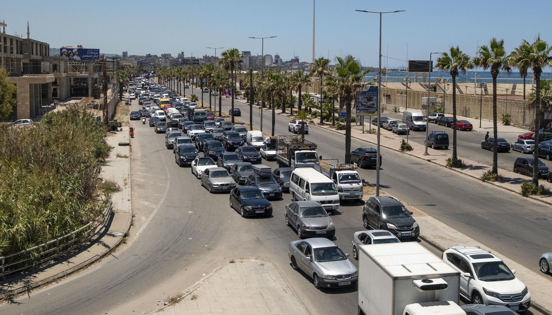 Centenares de vehículos colapsan este viernes la carretera que une la ciudad meridional de Sidón con Beirut.