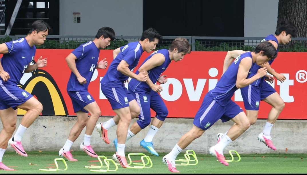 Integrantes de la selección de Corea del Sur durante un entrenamiento.