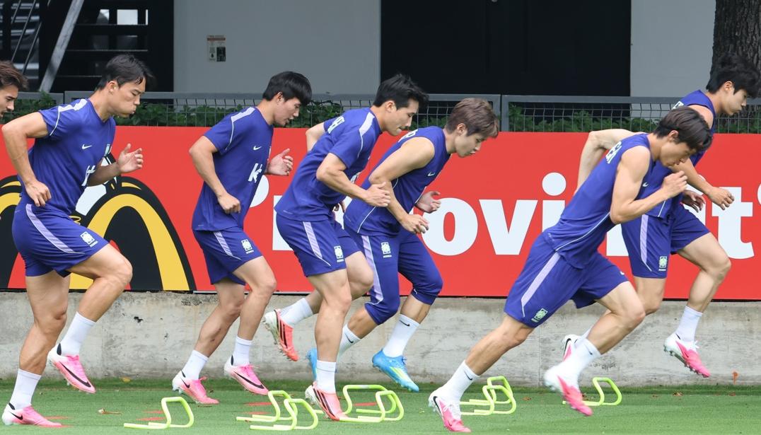 Integrantes de la selección de Corea del Sur durante un entrenamiento.