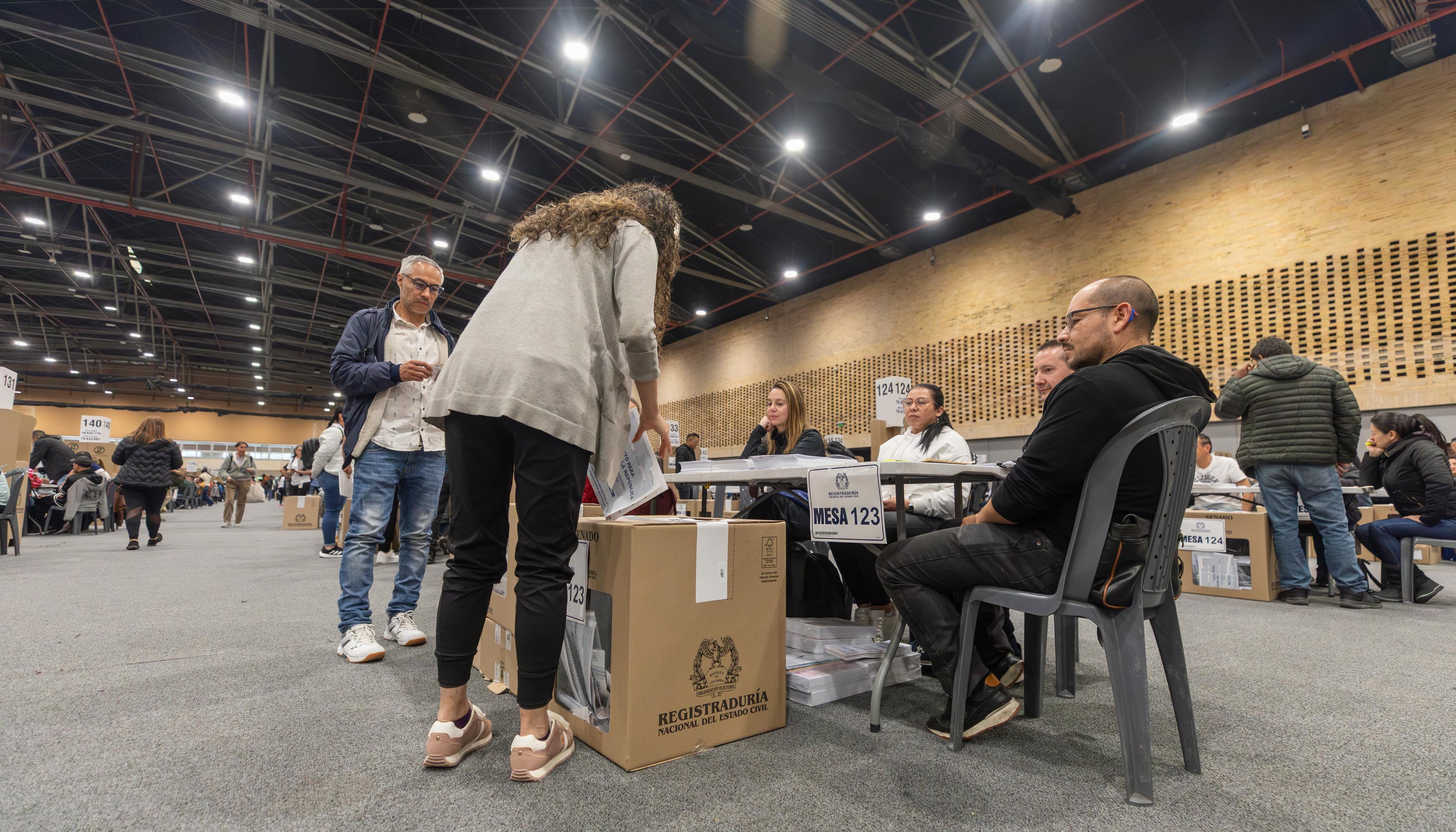 Comisiones escrutadoras verifican los votos de las elecciones del 31 de mayo.