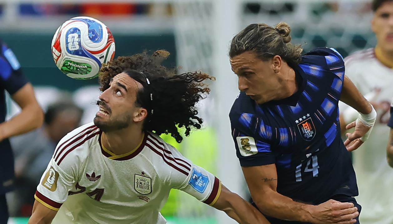 Marc Cucurella disputa el balón con el uruguayo Agustín Canobbio.