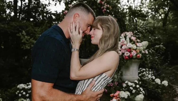 Taylor Swift y el jugador de fútbol americano Travis Kelce cuando anunciaron su compromiso. 