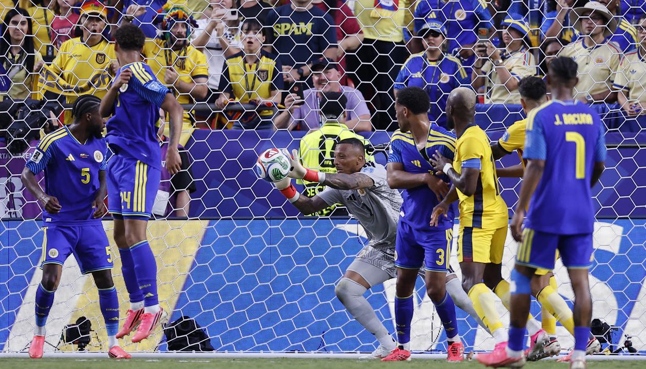 Una de las atajadas de Ely Room en el partido contra Ecuador.