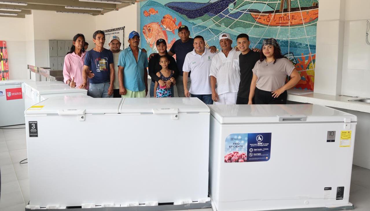 Beneficiarios con los enfriadores. 