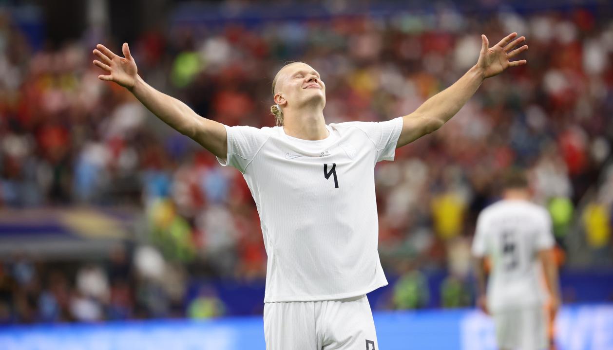 Erling Haaland celebra tras marcar el gol que le dio el pase a octavos de final a Noruega.