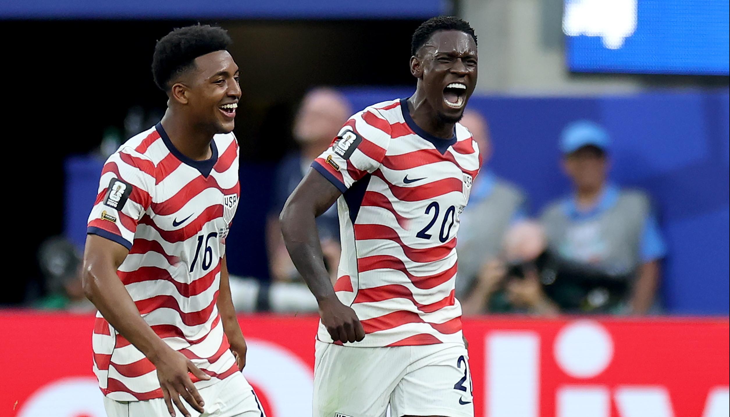 Alex Freeman y Folarin Balogun, jugadores de la selección de Estados Unidos. 