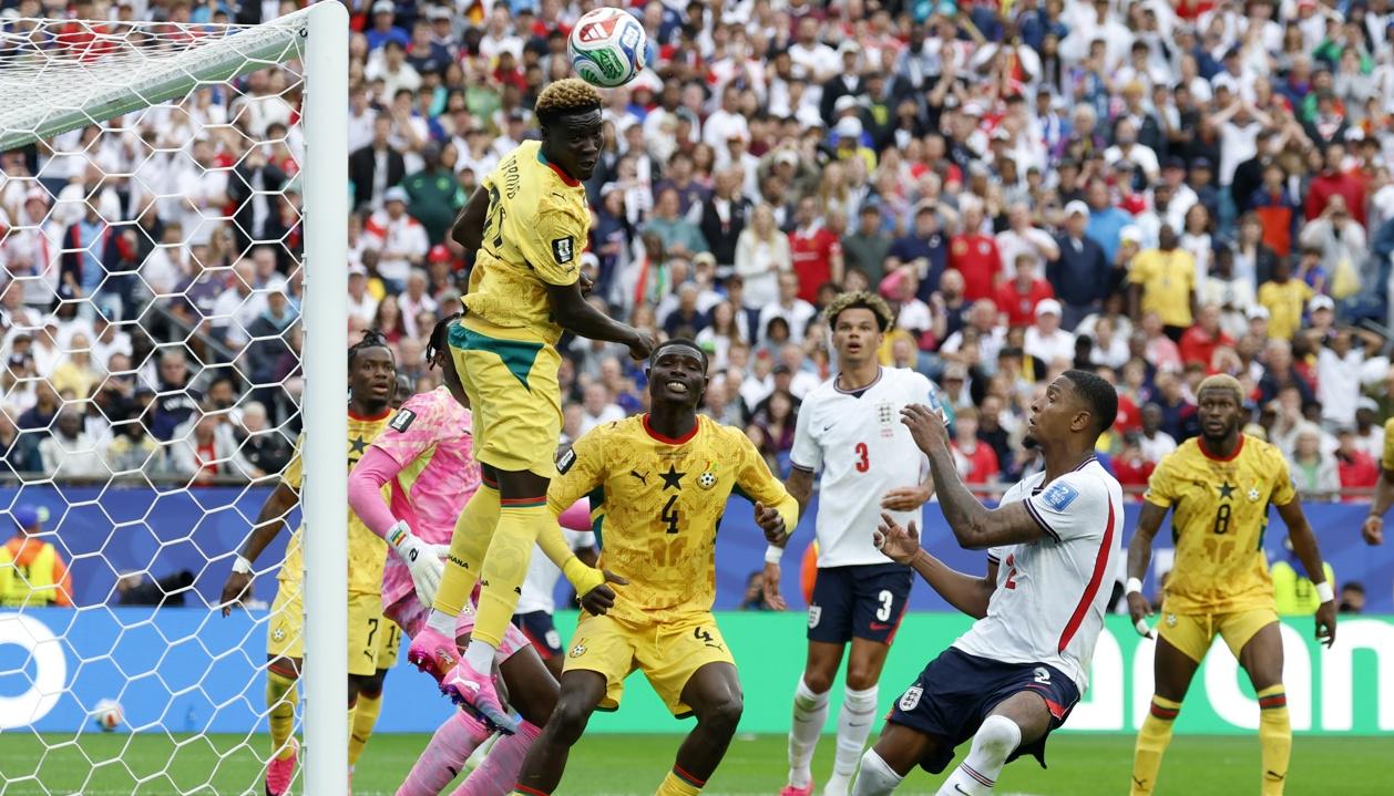Kojo Peprah Oppong despeja un balón sobre el arco de Ghana. 