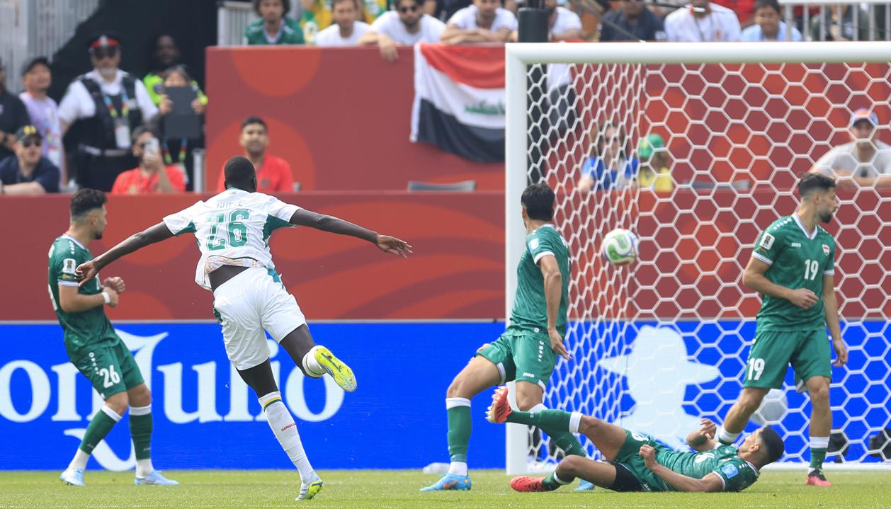 Pape Gueye marca su primer gol contra Irak. 