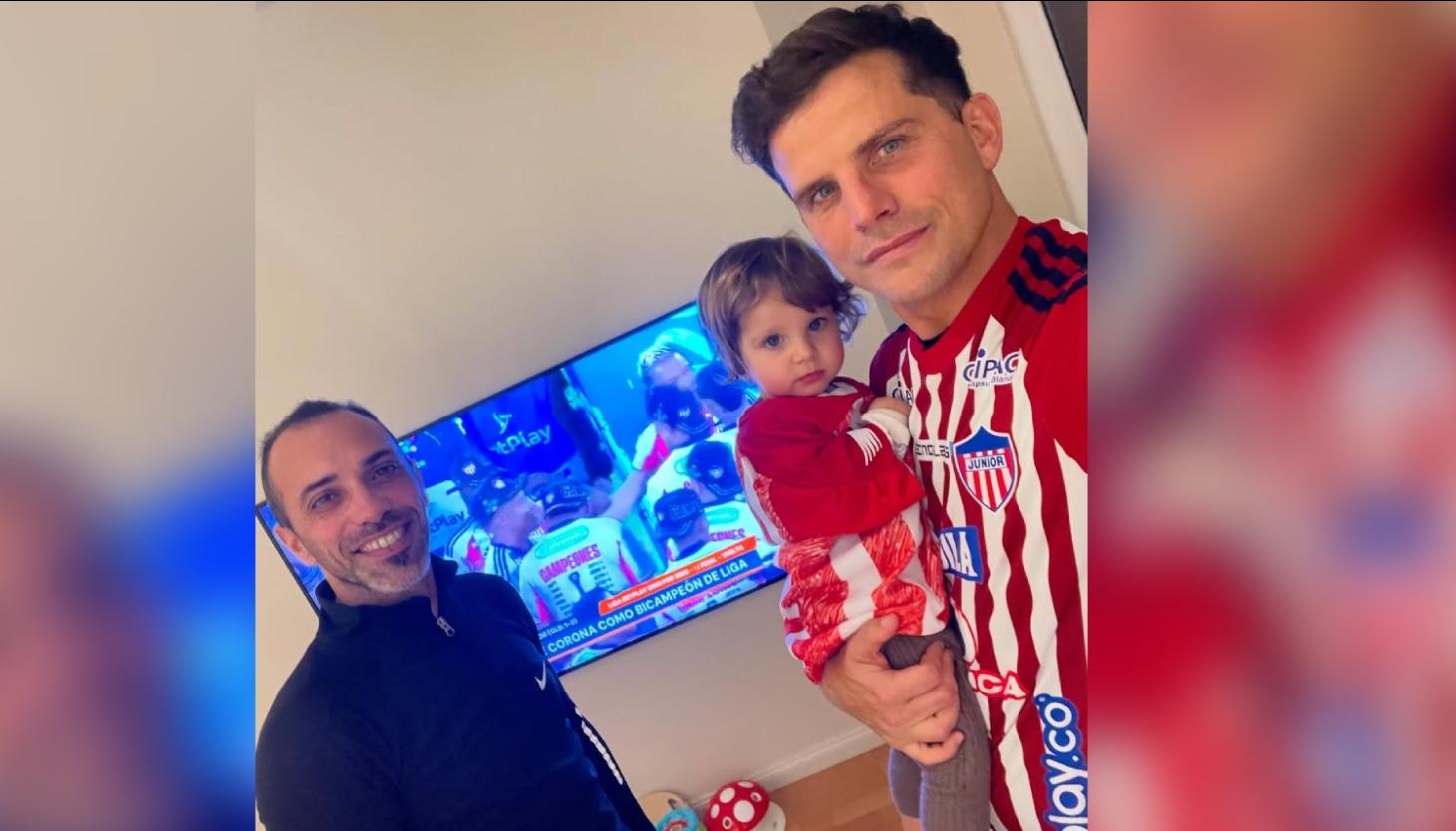 Junior Ischia con su hija Trinidad y su primo Leo, en pleno festejo del título del equipo tiburón.