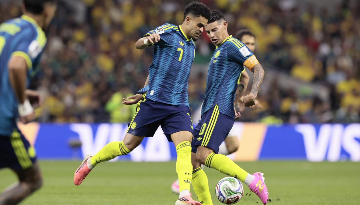 James Rodríguez y Luis Díaz durante el partido contra Uzbekistán.