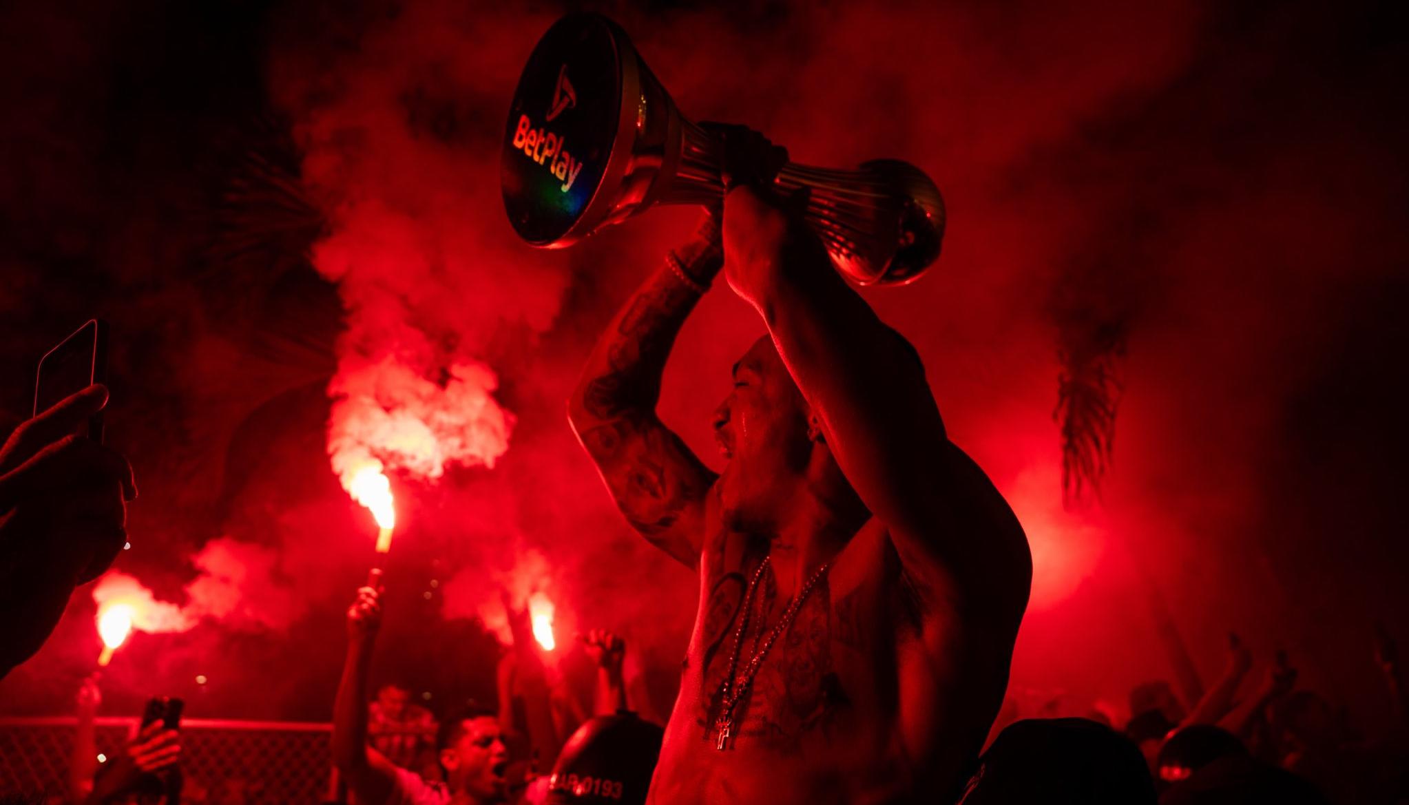 Jermein Peña con el trofeo en mano celebrando con los hinchas del Junior.