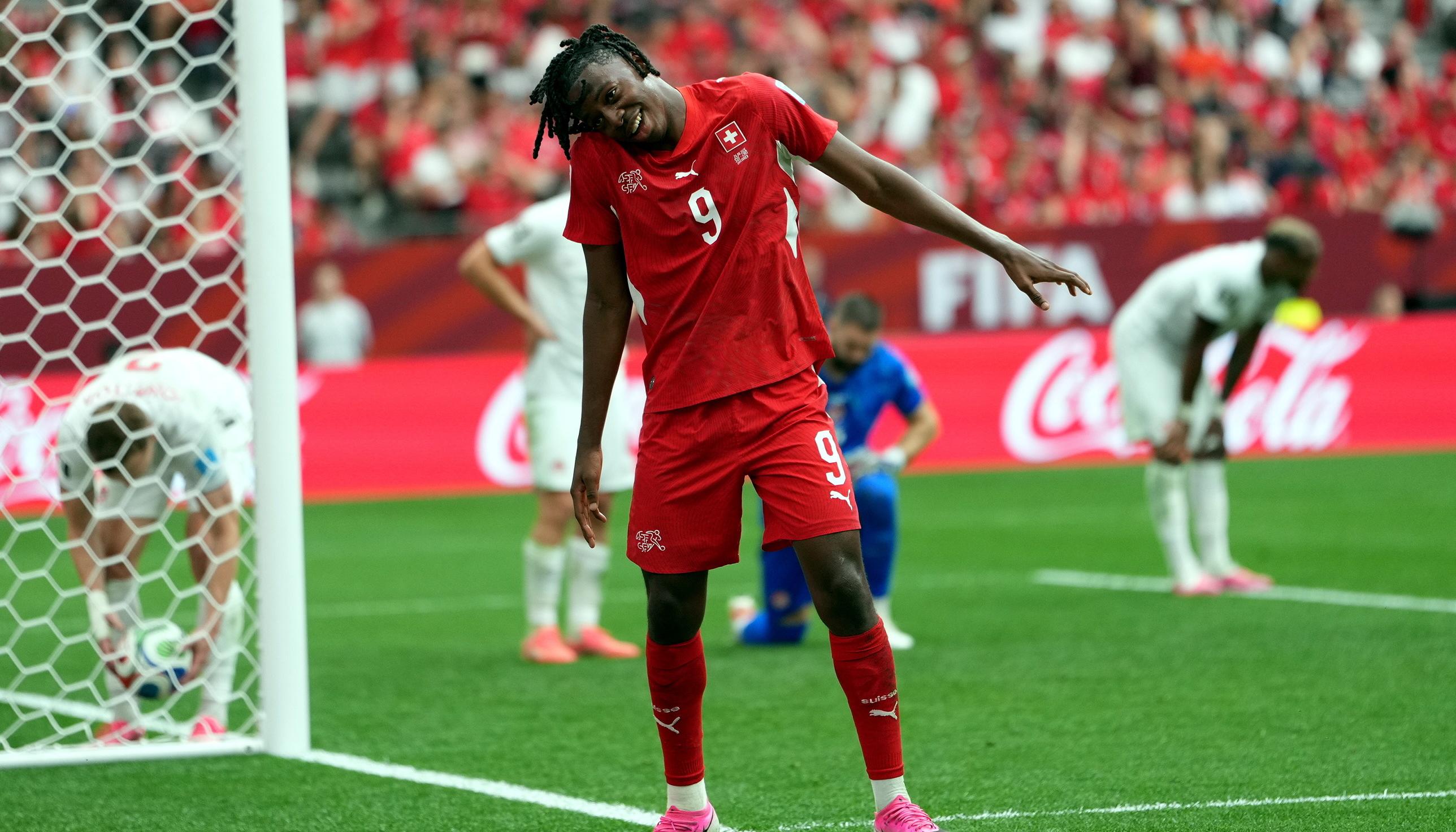 Johan Manzambi celebra tras marcar el segundo gol de Suiza. 