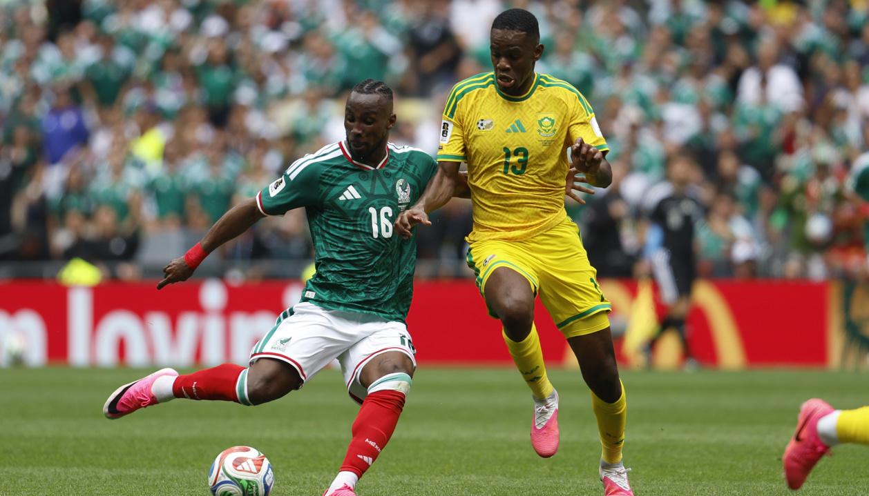 Julián Quiñones en un duelo con el sudafricano Sphephelo Sithole.
