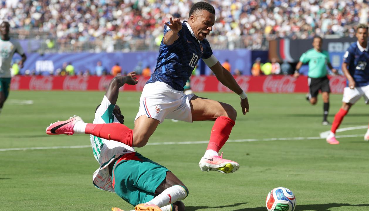 Kylian Mbappé en una acción en la que reclamó pena máxima.