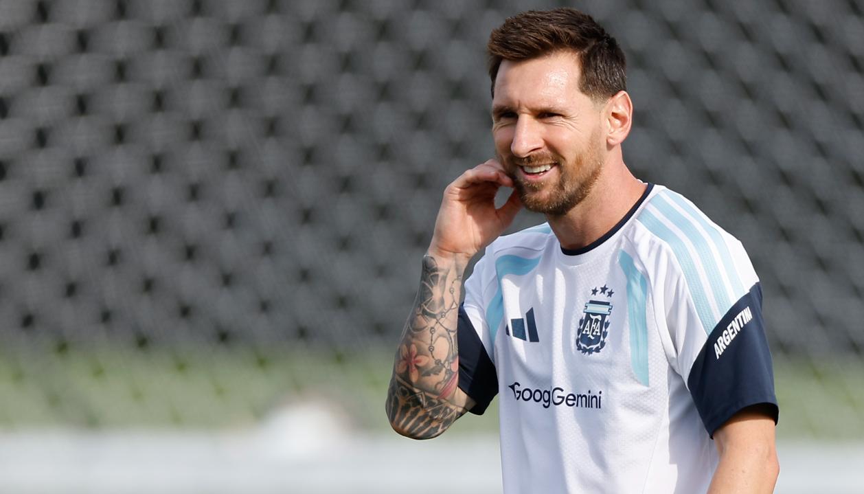 Lionel Messi viene de marcar un triplete contra Argelia. 