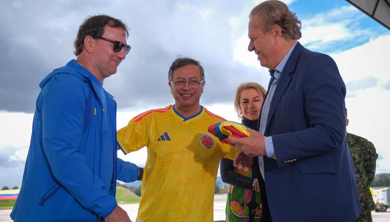 Néstor Lorenzo con el presidente Gustavo Petro y el dirigente Ramón Jesurun.