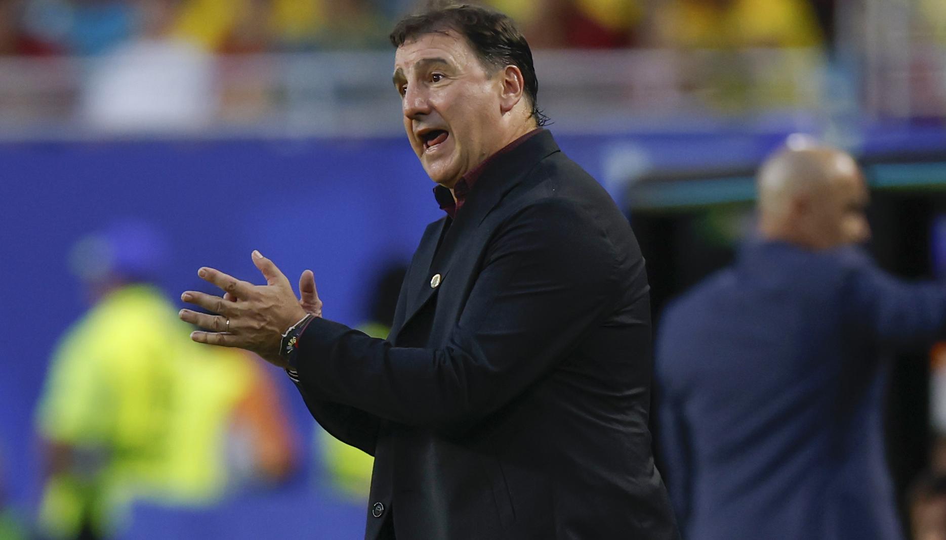 Néstor Lorenzo, técnico de Colombia, alienta a sus jugadores durante el partido contra Portugal.